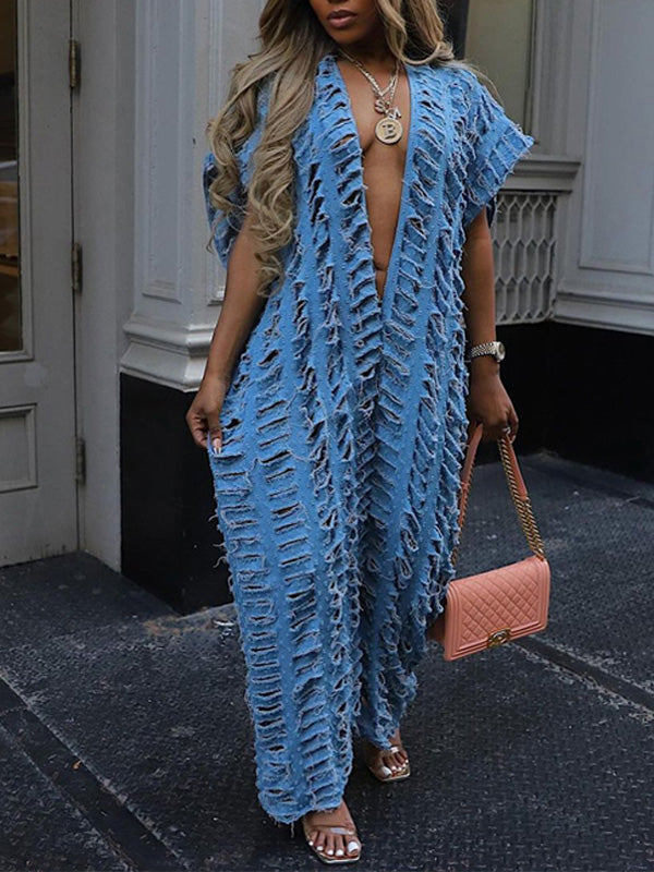 Jumpsuit aus zerrissenem Denim mit V-Ausschnitt