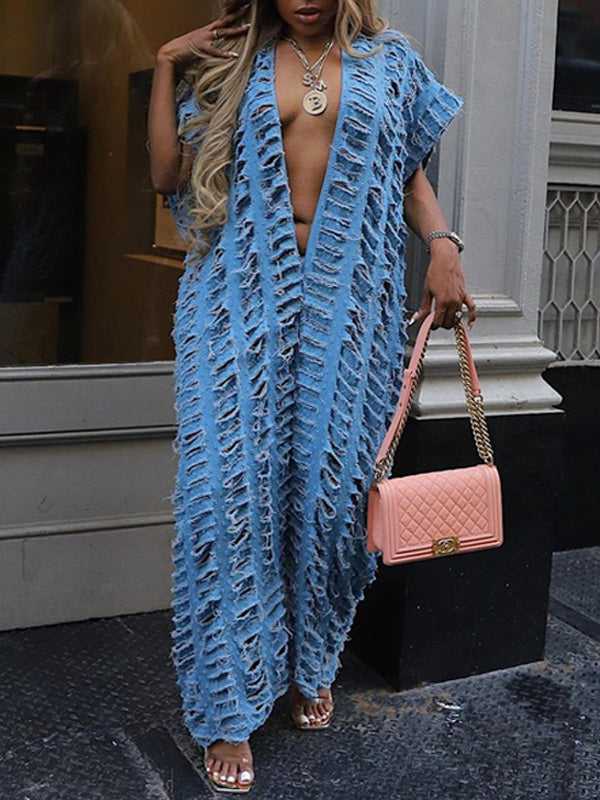 Jumpsuit aus zerrissenem Denim mit V-Ausschnitt