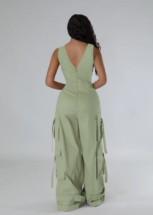 Ärmelloser Cargo-Jumpsuit mit V-Ausschnitt und weitem Bein – Ausverkauf
