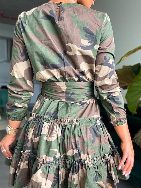 Robe à volants nouée à motif camouflage
