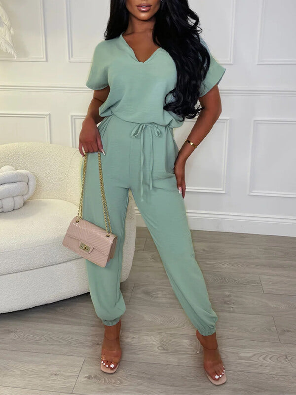 Einfarbiger Jumpsuit mit V-Ausschnitt und Bindeband