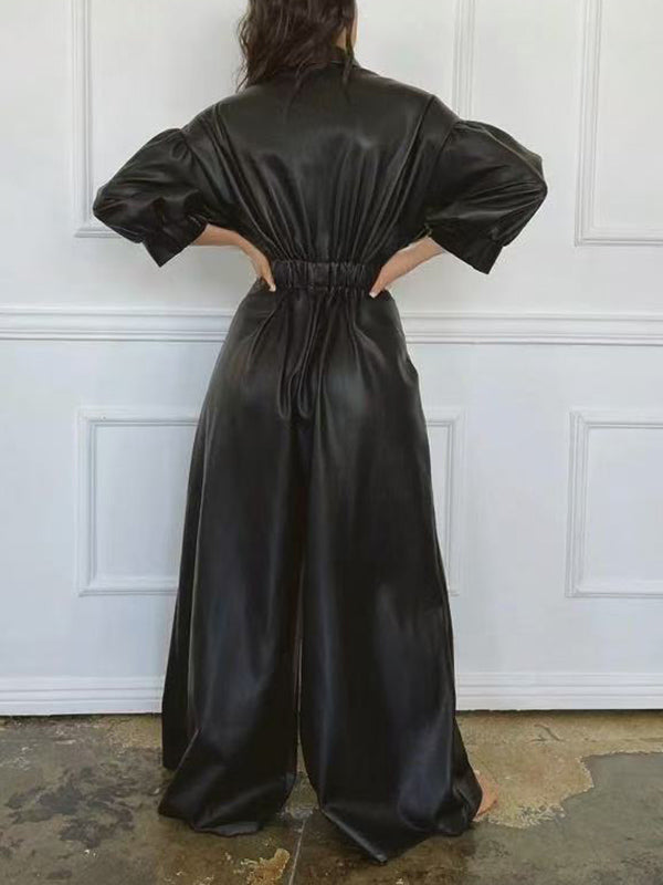 Jumpsuit aus Kunstleder mit weitem Bein