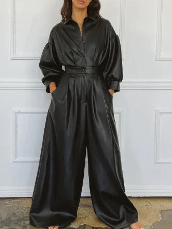 Jumpsuit aus Kunstleder mit weitem Bein