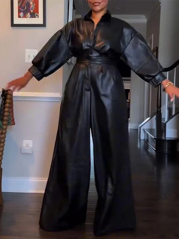 Jumpsuit aus Kunstleder mit weitem Bein