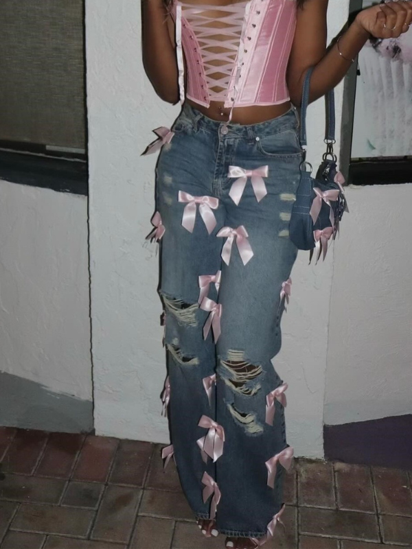 Jean déchiré avec nœud papillon