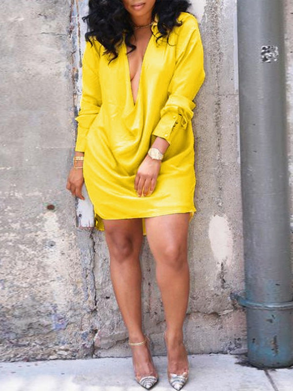 Einfarbiges Kleid mit tiefem Ausschnitt