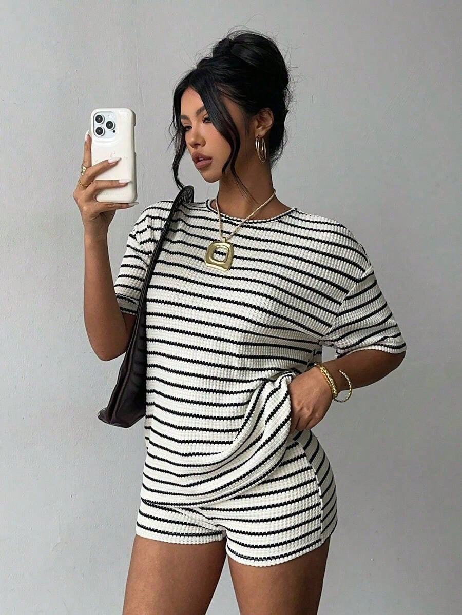 Round-Neck Patchwork Short-Sleeve Top & Shorts Two-Piece Set for Summer Casual Wear