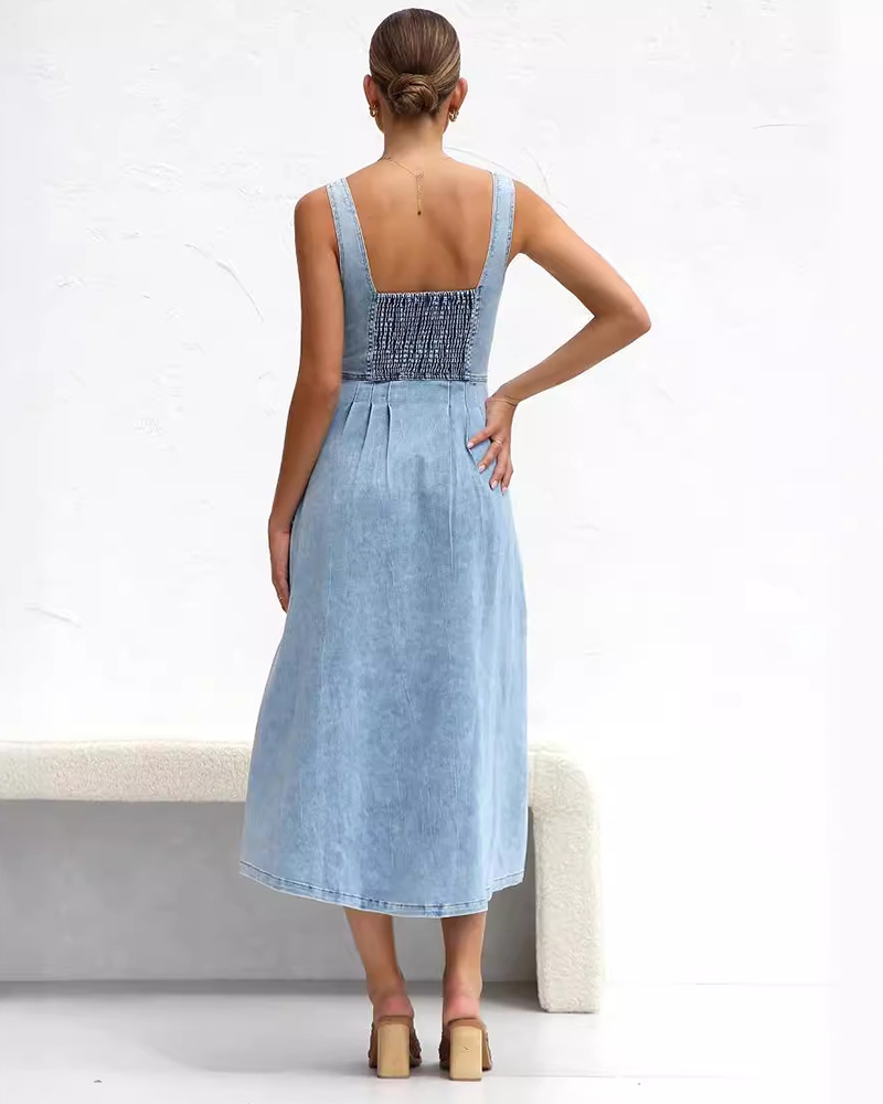 Autoritaire en robe bleue