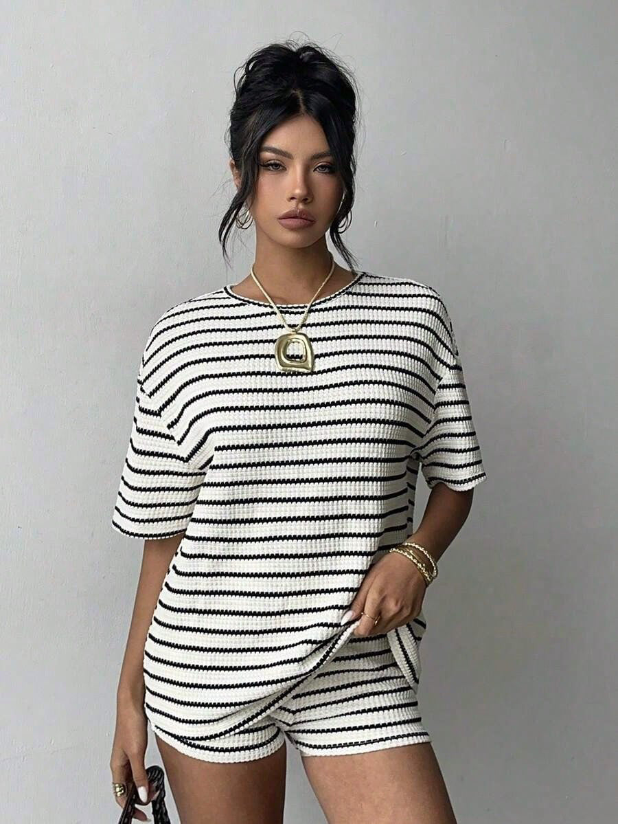 Round-Neck Patchwork Short-Sleeve Top & Shorts Two-Piece Set for Summer Casual Wear