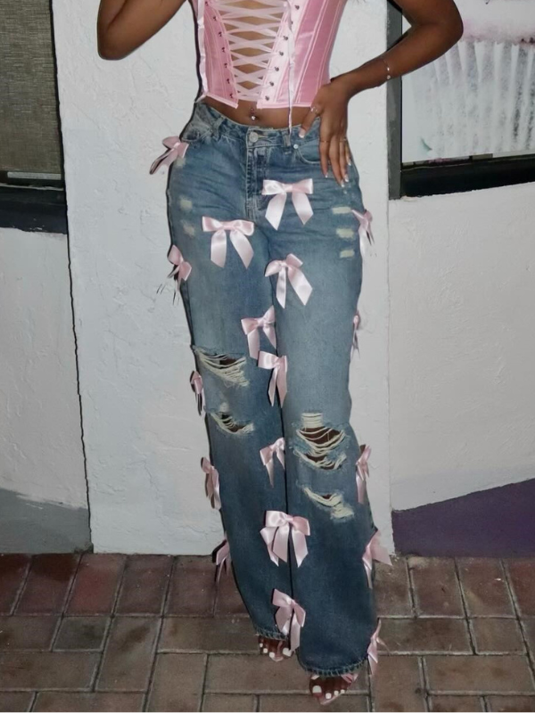 Jean déchiré avec nœud papillon