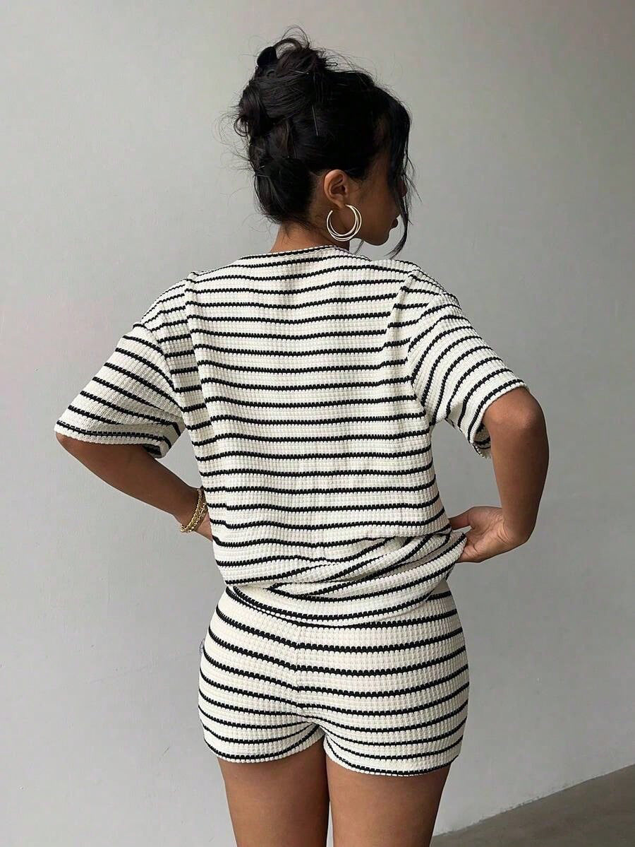 Round-Neck Patchwork Short-Sleeve Top & Shorts Two-Piece Set for Summer Casual Wear