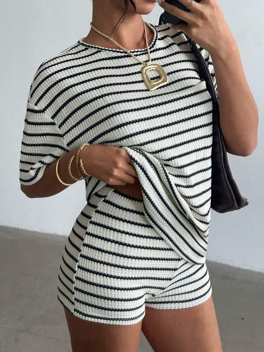 Round-Neck Patchwork Short-Sleeve Top & Shorts Two-Piece Set for Summer Casual Wear
