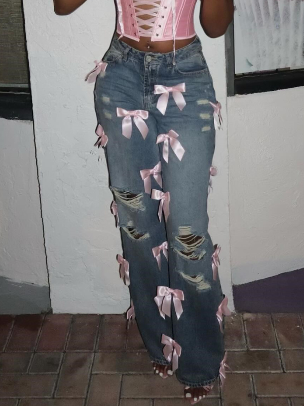 Jean déchiré avec nœud papillon