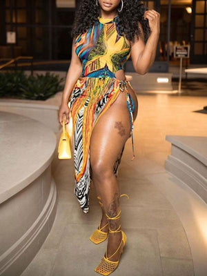 Bedrucktes Kleid mit Seitenschlitz und Bindeband