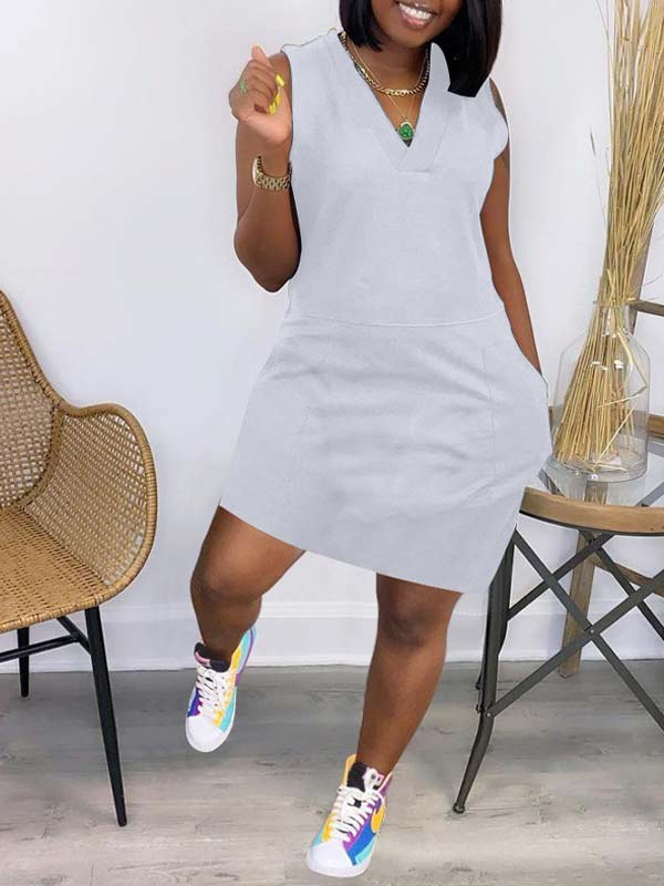 Einfarbiges ärmelloses Kleid mit V-Ausschnitt