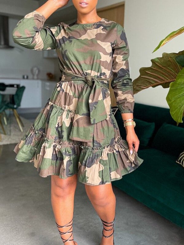 Robe à volants nouée à motif camouflage