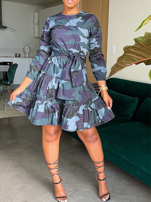Robe à volants nouée à motif camouflage