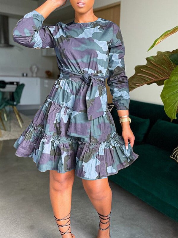 Robe à volants nouée à motif camouflage