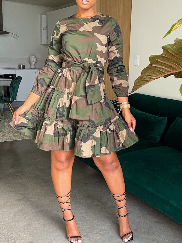 Robe à volants nouée à motif camouflage
