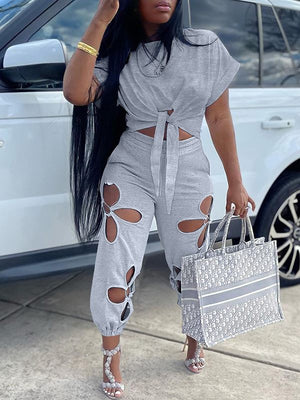 Set aus einfarbigem T-Shirt und Cut-Out-Hose – Ausverkauf