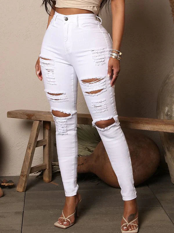 Zerrissene Röhrenjeans