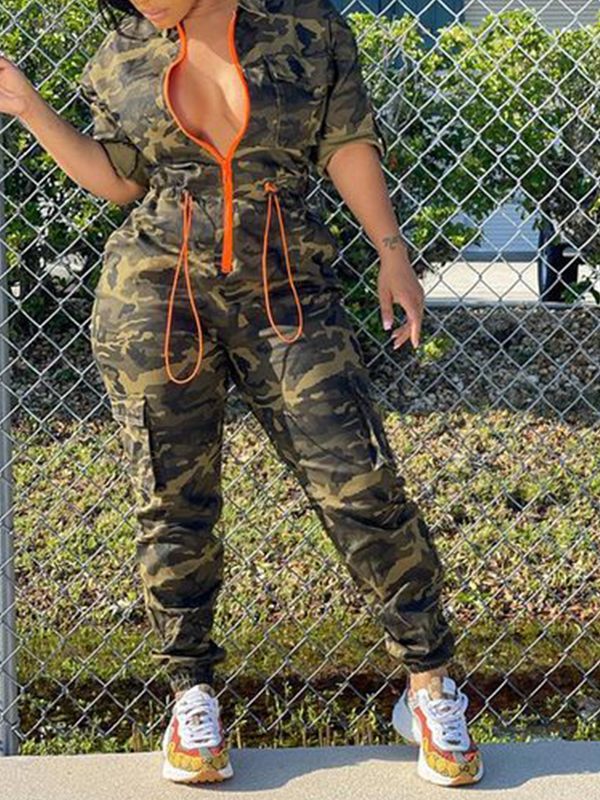Jumpsuit mit Camouflage-Muster und Reißverschluss vorne
