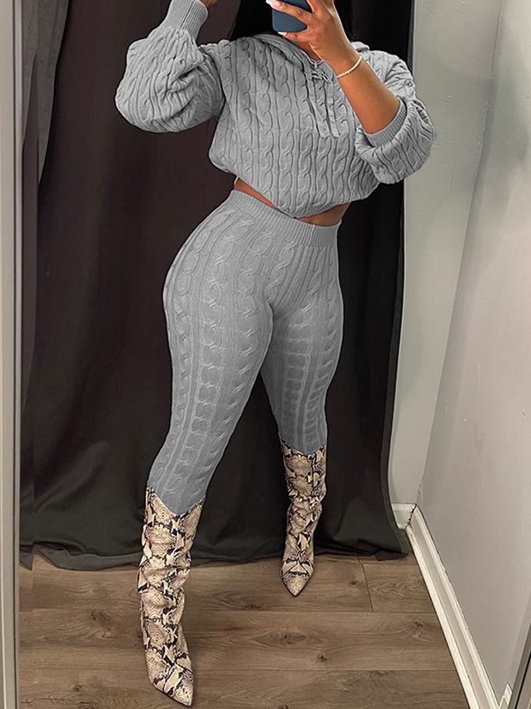 Einfarbiges Set aus Kapuzenpullover und Hose aus Strick