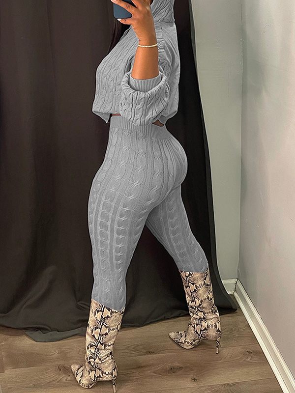 Einfarbiges Set aus Kapuzenpullover und Hose aus Strick