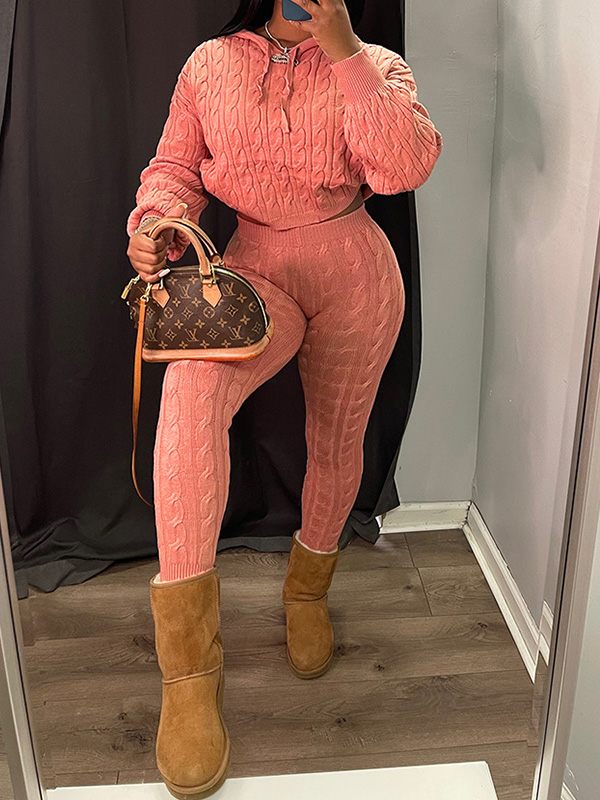 Einfarbiges Set aus Kapuzenpullover und Hose aus Strick