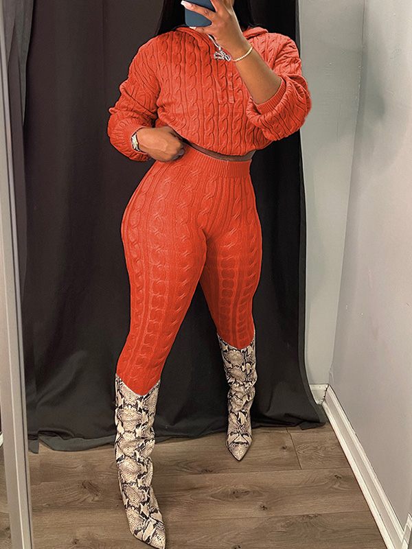 Einfarbiges Set aus Kapuzenpullover und Hose aus Strick