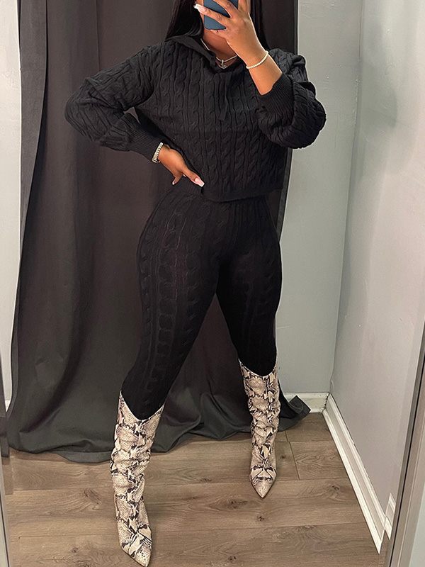 Einfarbiges Set aus Kapuzenpullover und Hose aus Strick