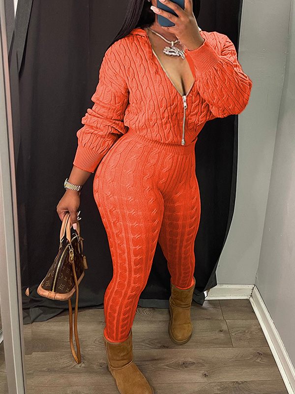 Set aus Strick-Kapuzenpullover und Hose mit Reißverschluss