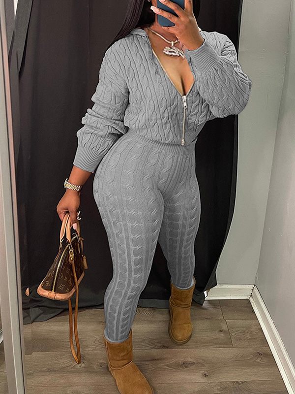 Set aus Strick-Kapuzenpullover und Hose mit Reißverschluss