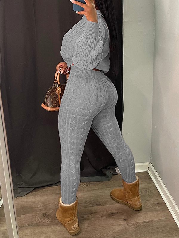 Set aus Strick-Kapuzenpullover und Hose mit Reißverschluss