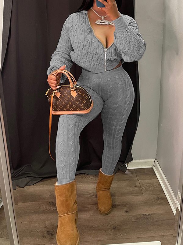 Set aus Strick-Kapuzenpullover und Hose mit Reißverschluss