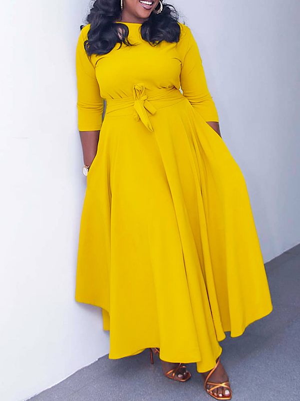 Einfarbiges Kleid mit Bindeband vorne