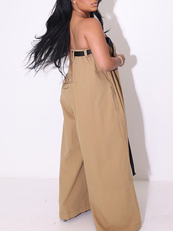Trägerloser Jumpsuit mit Gürtel