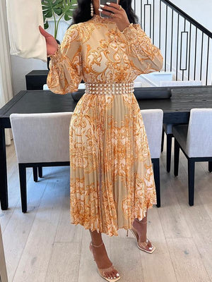 Bedrucktes, plissiertes Chiffonkleid