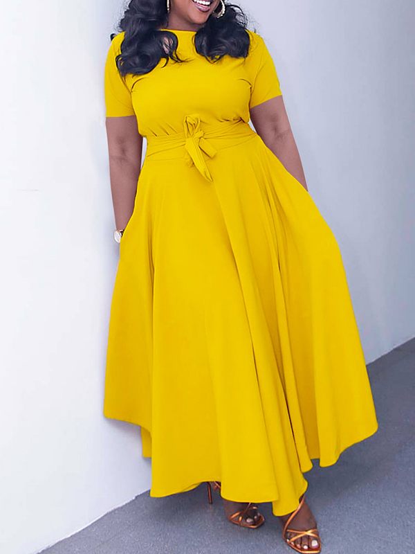 Kurzärmliges Kleid zum Binden