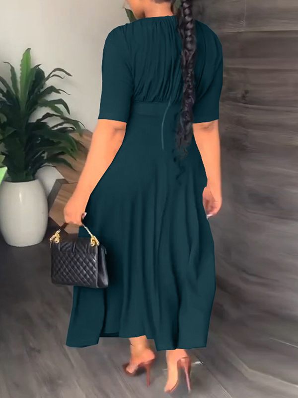 Einfarbiges Kleid mit Rüschen – Ausverkauf