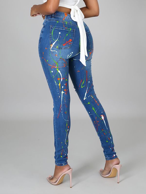 Zerrissene Jeans besprühen