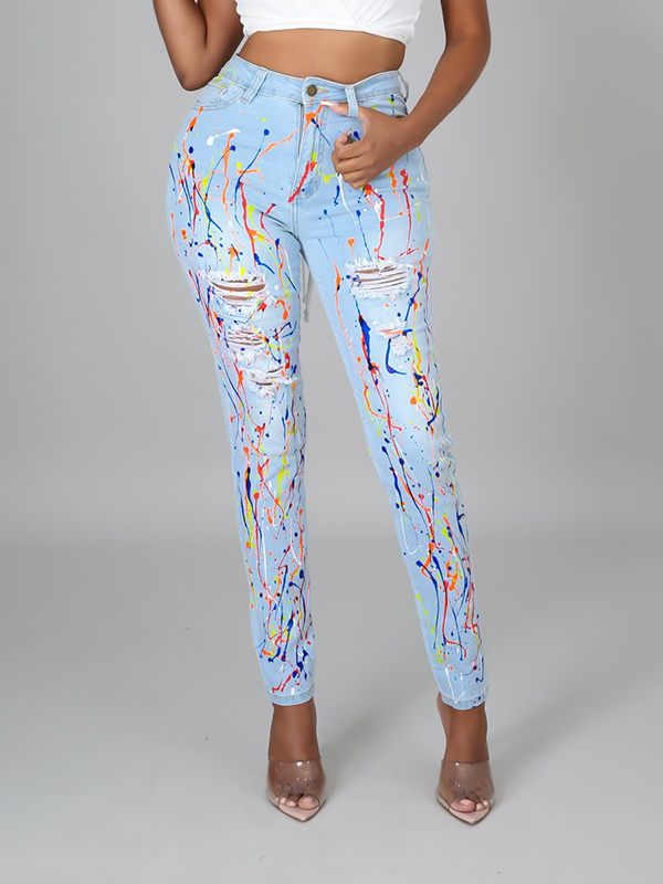 Zerrissene Jeans besprühen