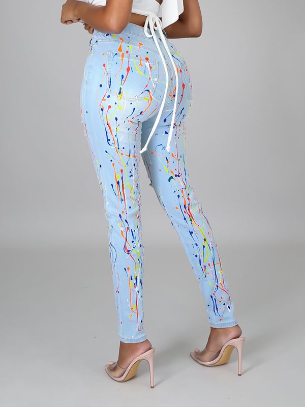 Zerrissene Jeans besprühen