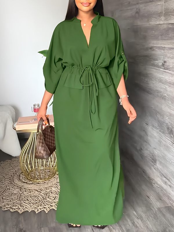 Einfarbiges Kleid mit Kordelzug und Schlitz