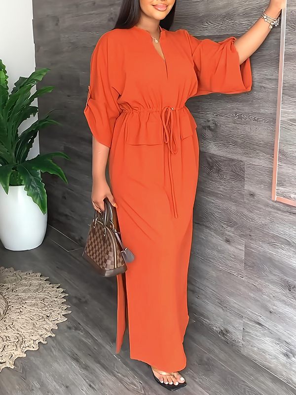 Einfarbiges Kleid mit Kordelzug und Schlitz