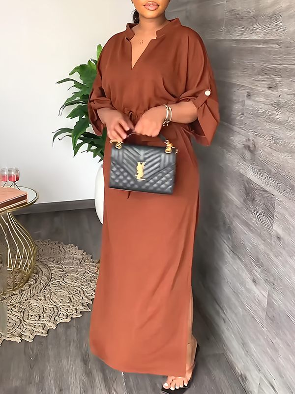 Einfarbiges Kleid mit Kordelzug und Schlitz