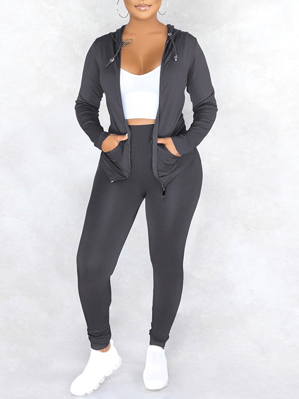 Einfarbiges Set mit Kapuzenpullover und Hose mit Reißverschluss