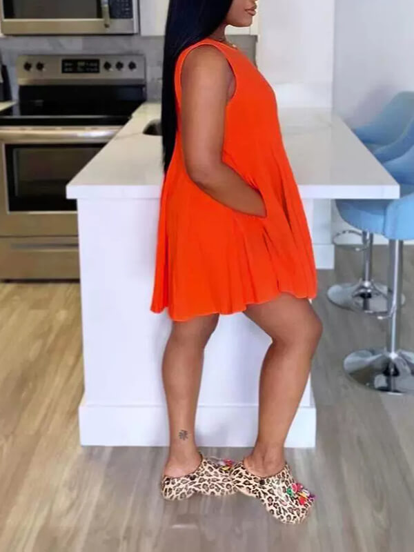 Einfarbiges ärmelloses Kleid