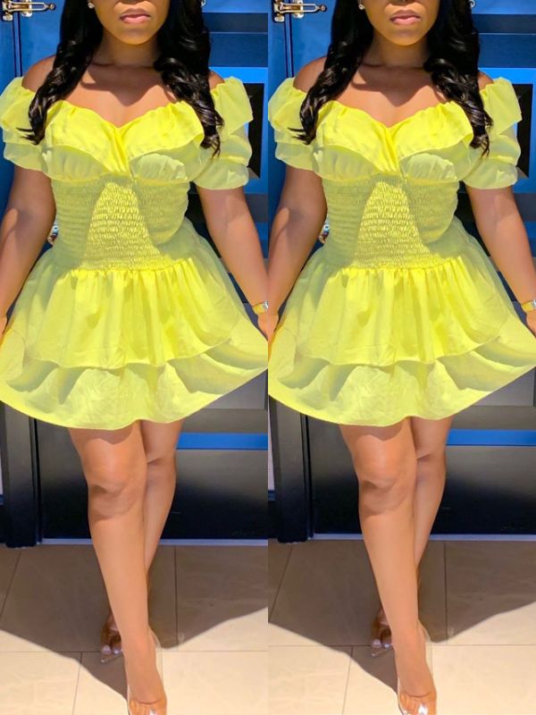 Schulterfreies Rüschenkleid