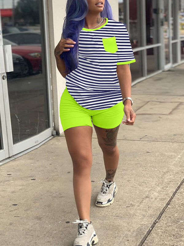 Set aus gestreiftem T-Shirt und Shorts